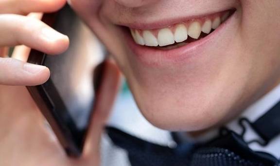 华为手机输入时变白变模糊
:刷牙时加点“料”，黄牙就变白了，你也可以复制